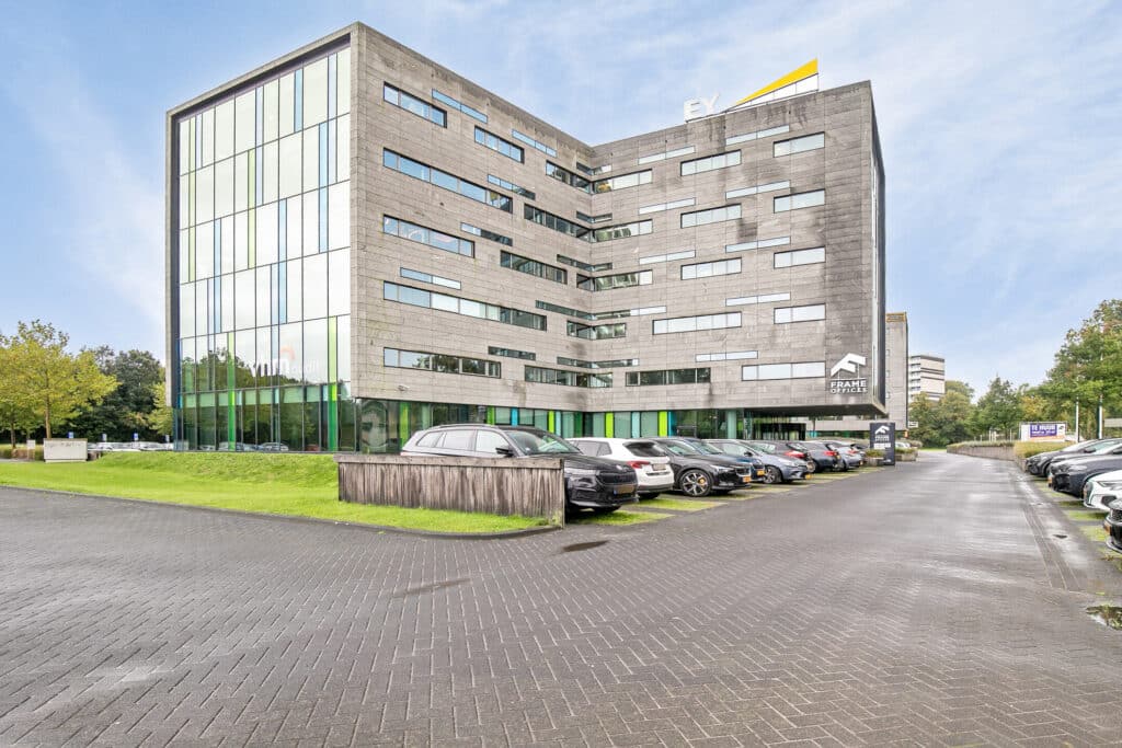 Kantoorgebouw aan de Zwartewaterallee in Zwolle met Frame Offices logo op de gevel en parkeerplaatsen voor de deur.